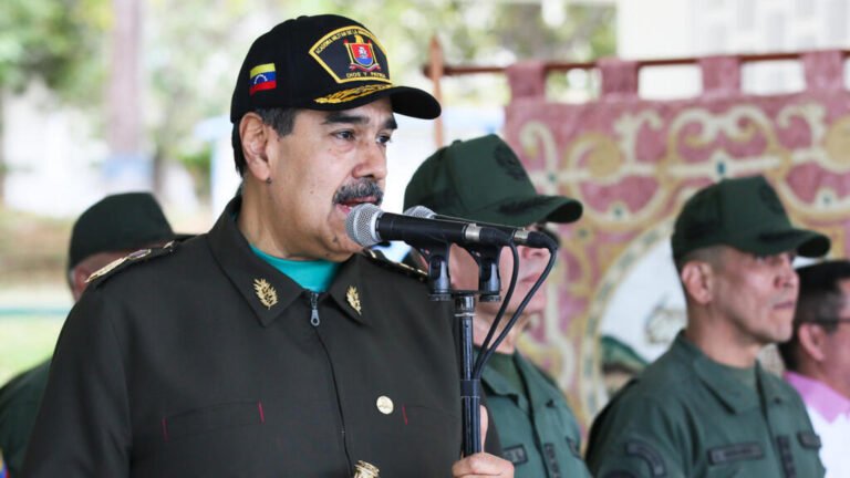 Maduro dice estar listo "para negociar" con EE. UU. sobre narcotráfico y petróleo