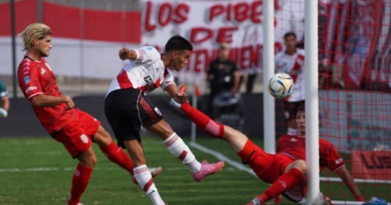 River pidió mano y penal de Campi en el área de Barracas Central, que ya tuvo su primera polémica arbitral en el arranque del año