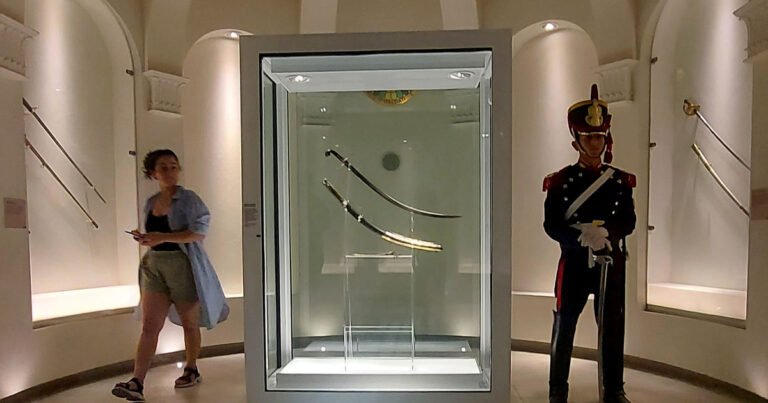 Del Museo al cuartel: El sable corvo de San Martín en medio de los usos políticos del pasado en la era Milei