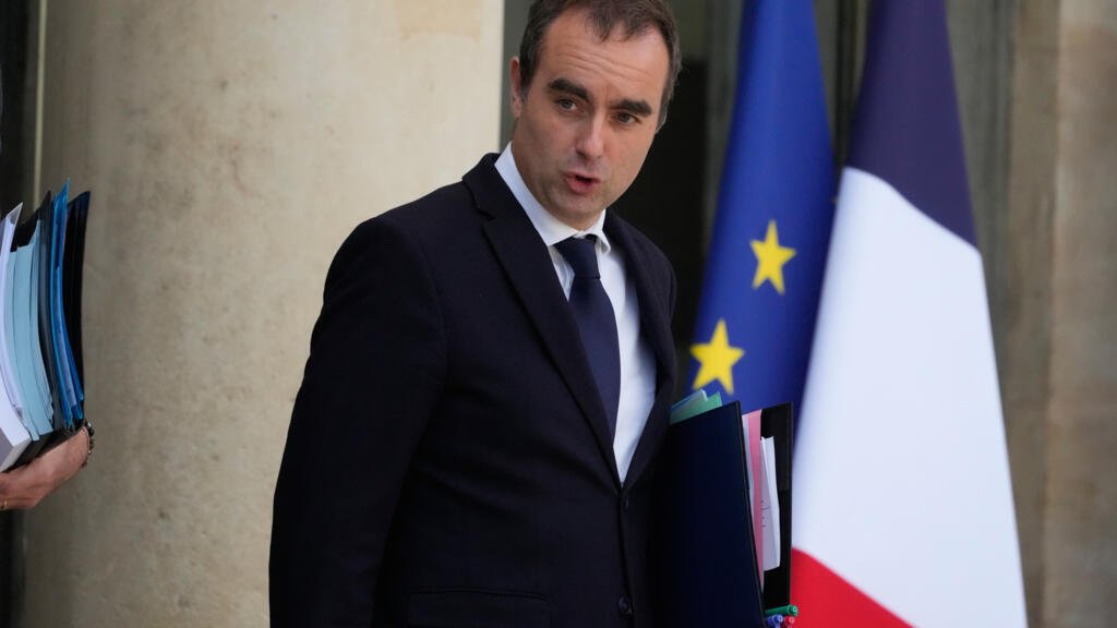 Francia: el premier Lecornu busca aplacar el costo político de aprobar el Presupuesto sin consenso