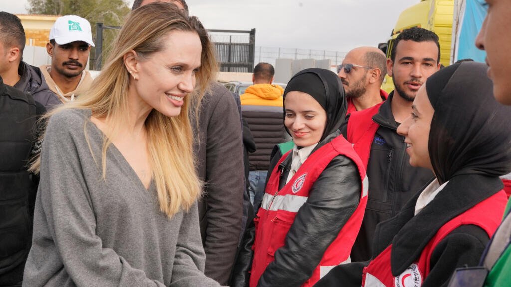 Gaza: la actriz Angelina Jolie visita el cruce fronterizo de Rafah en Egipto