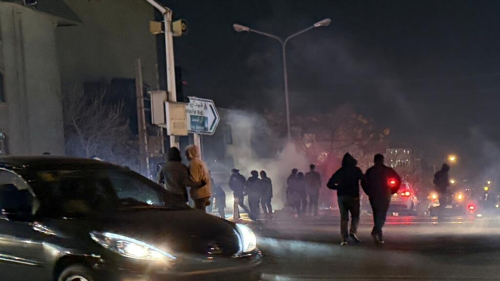 "Vi a 12 personas desplomadas en un charco de sangre": Un testigo describe la represión en Irán