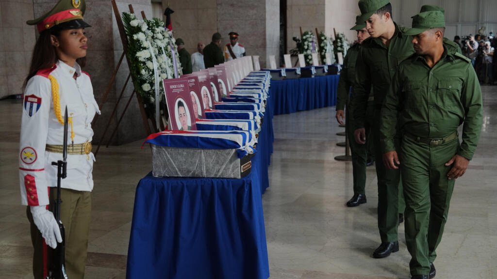 Cuba rinde homenaje con honores a 32 militares asesinados durante la captura de Maduro en Caracas