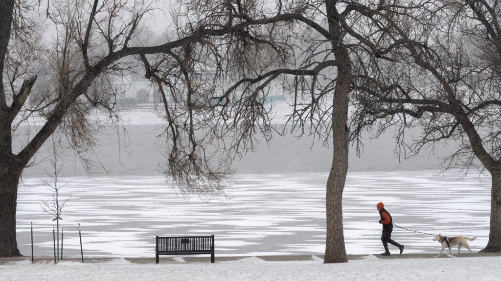 Más de 8.000 vuelos cancelados mientras una fuerte tormenta invernal azota gran parte de EE. UU.