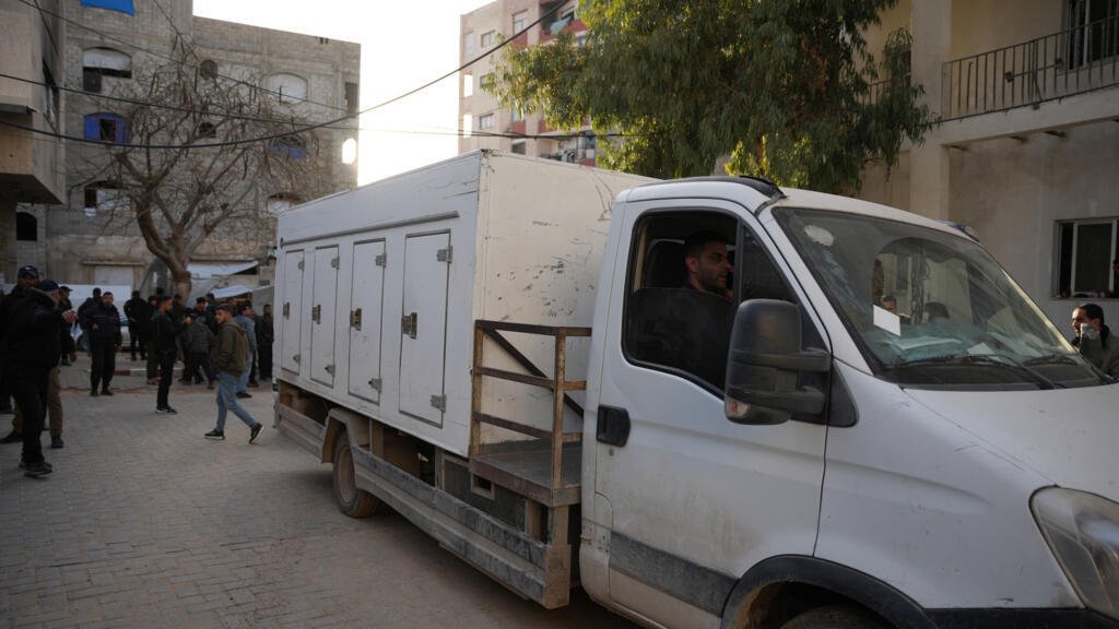 Israel devuelve a Gaza los últimos cuerpos de palestinos, mientras mantiene ataques pese a la tregua