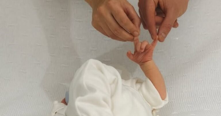 Julián Alvarez presentó a Amadeo, su primer hijo, con una foto en modo Hombre Araña que se hizo viral y recibió miles de comentarios