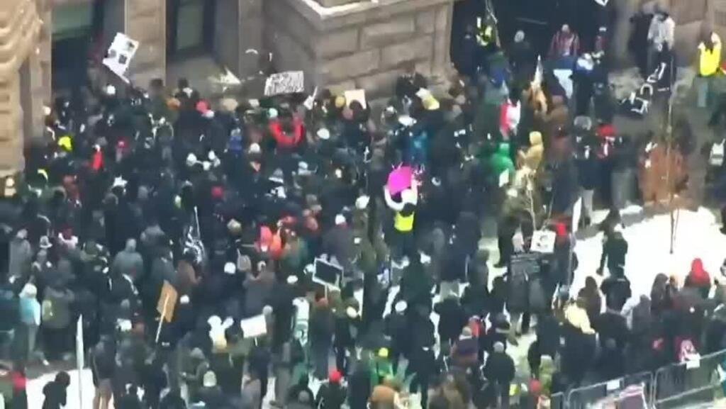 Choque de manifestaciones en Minneapolis por presencia de ICE en Minnesota