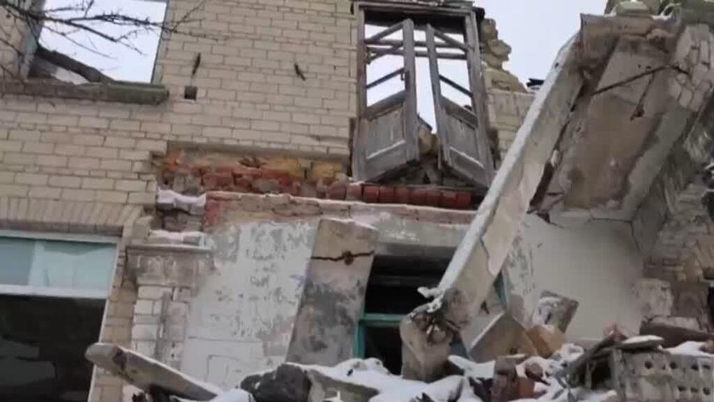 Ataques aéreos en Jersón dejan varios heridos y un edificio destruido