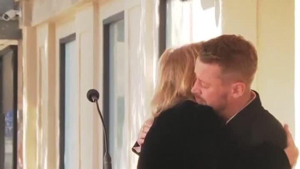 Macaulay Culkin y Tim Burton dan último adiós a Catherine O'Hara