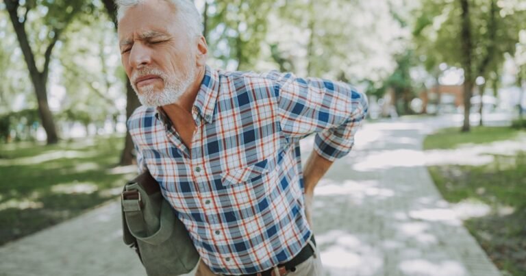 El dolor de espalda puede anticipar otro problema en mayores de 65, según un nuevo estudio