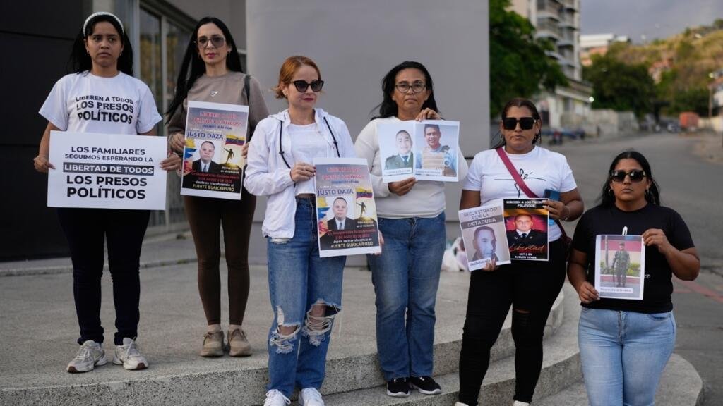 Venezuela rechaza alerta de EE. UU. sobre milicias; familiares de presos esperan más excarcelaciones