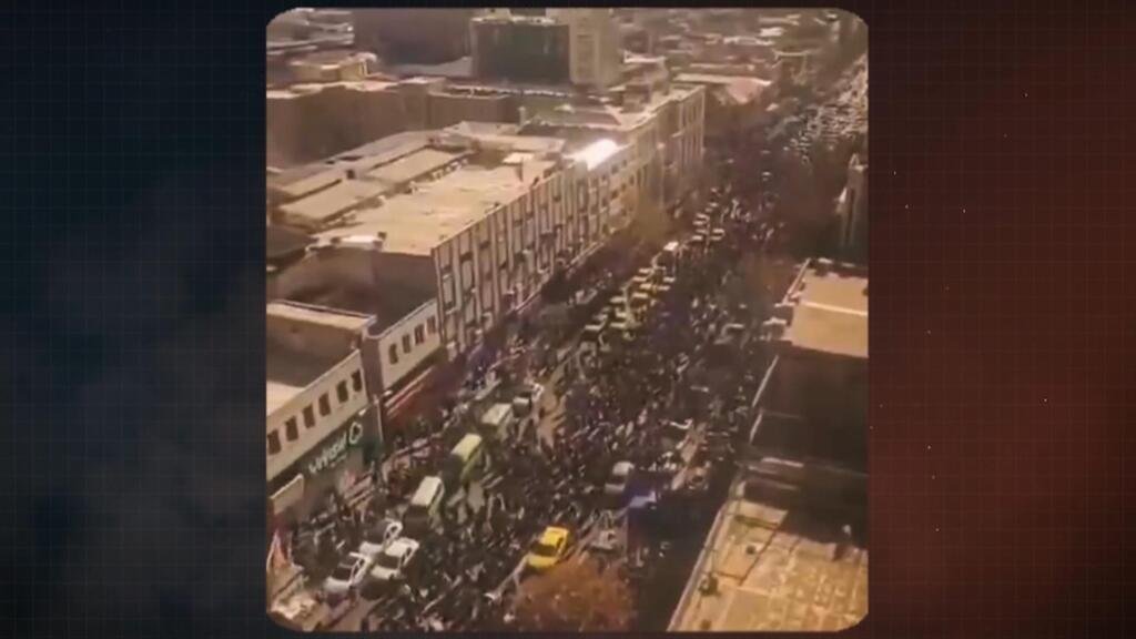 De las protestas por el alto costo de la vida al desafío abierto al régimen iraní