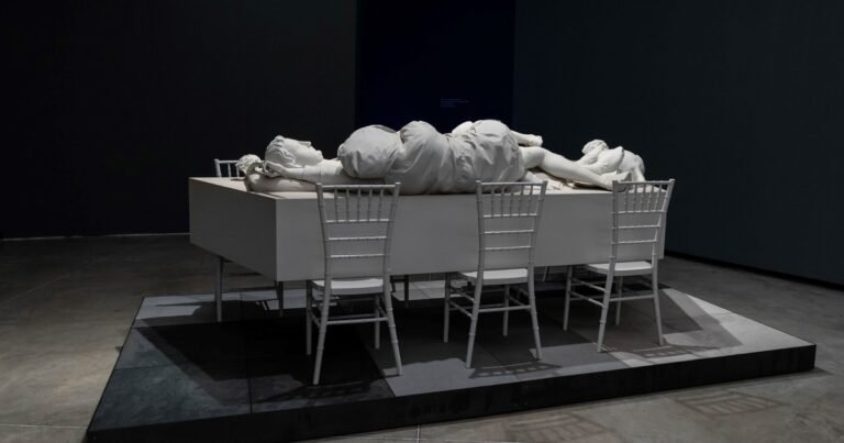 PROA reúne obras de gran escala que salen de los depósitos al espacio público