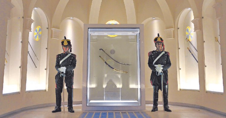 Insólito pedido: un intendente quiere usar el sable corvo de San Martín en una "teatralización"