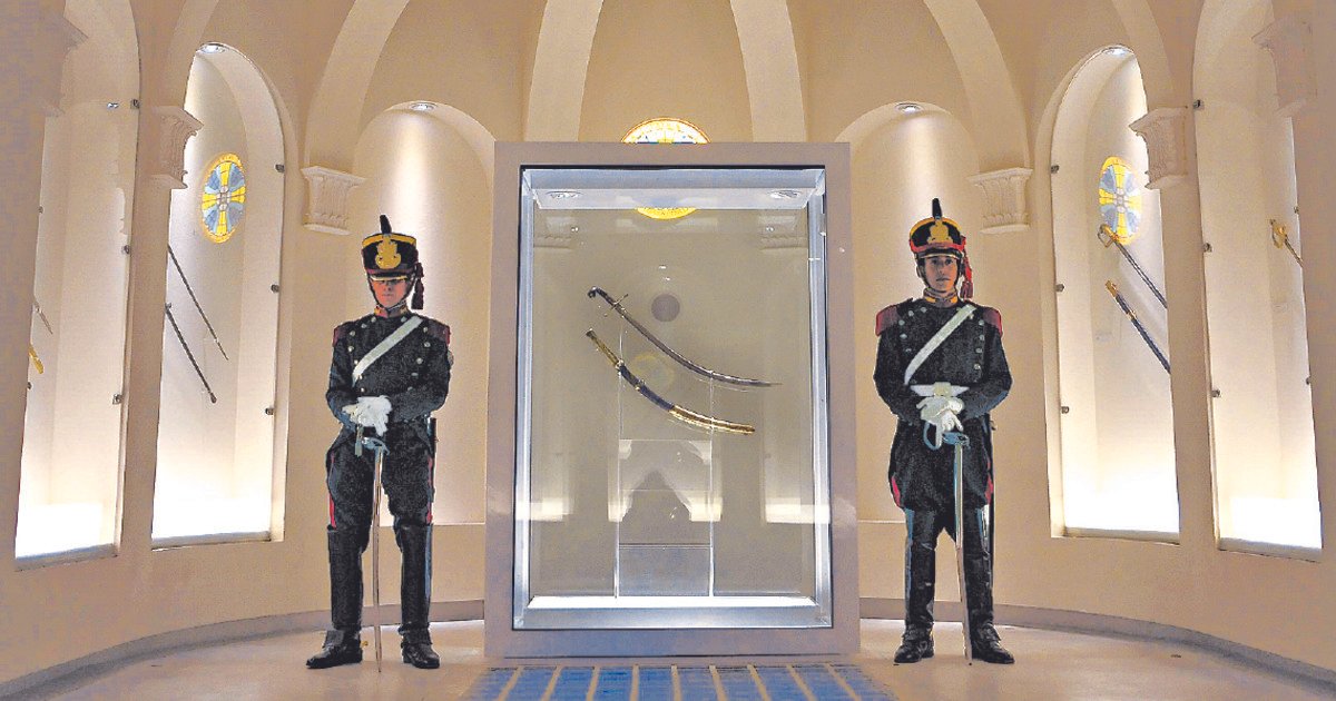 Insólito pedido: un intendente quiere usar el sable corvo de San Martín en una "teatralización"