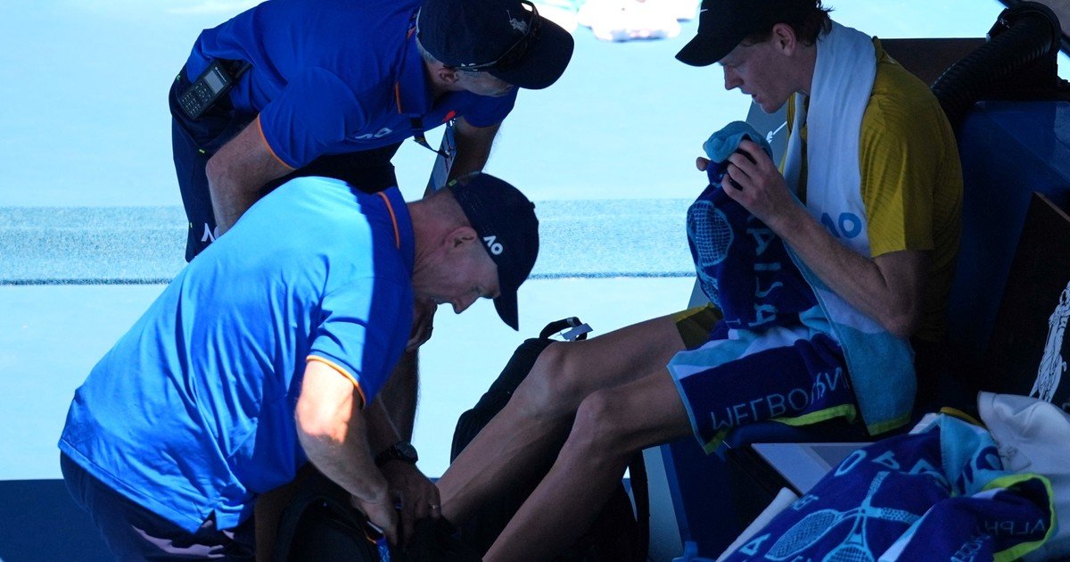 Jannik Sinner pasó con épica y polémica en el Abierto de Australia: perdía y sufría calambres pero un parate por "calor extremo" le permitió dar vuelta el partido