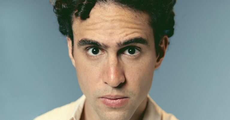 Zeca Veloso, la perla oculta de los hijos de Caetano, sorprende con un álbum intimista y fascinante, donde homenajea a su madre