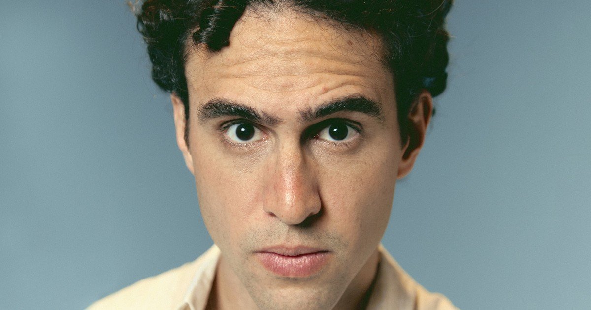 Zeca Veloso, la perla oculta de los hijos de Caetano, sorprende con un álbum intimista y fascinante, donde homenajea a su madre