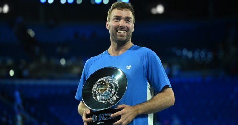 La increíble historia del tenista amateur que venció a Sinner y ganó un millón de dólares en la previa del Abierto de Australia