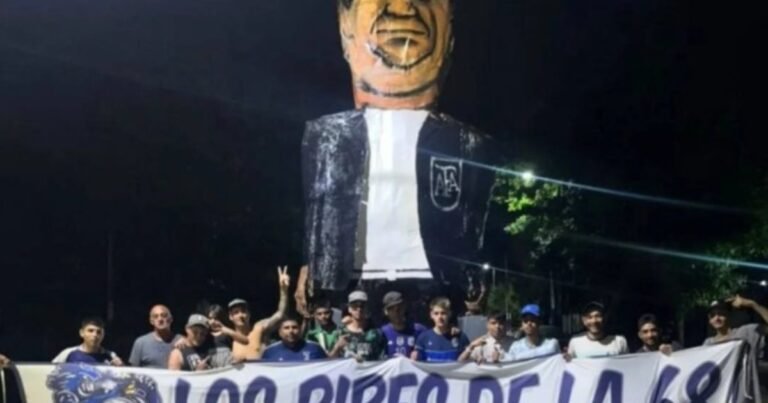 Hinchas de Gimnasia y Esgrima La Plata quemaron un muñeco de Chiqui Tapia