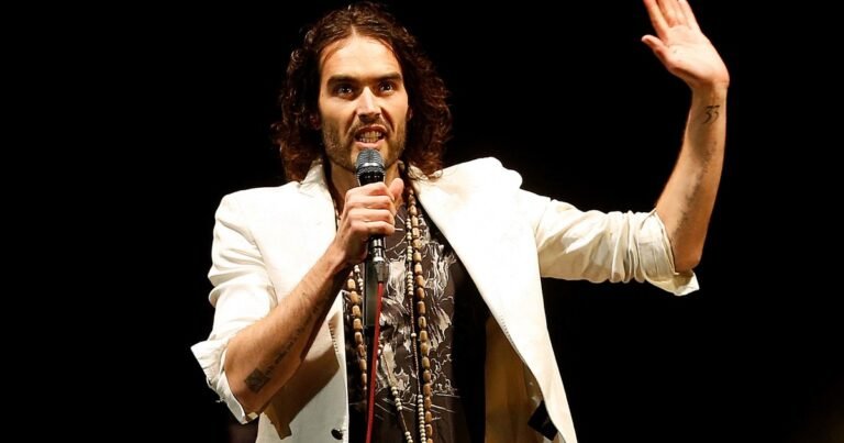 A Russell Brand, el ex esposo de la estrella pop Katy Perry, le dieron la libertad bajo fianza por cargos de delitos sexuales