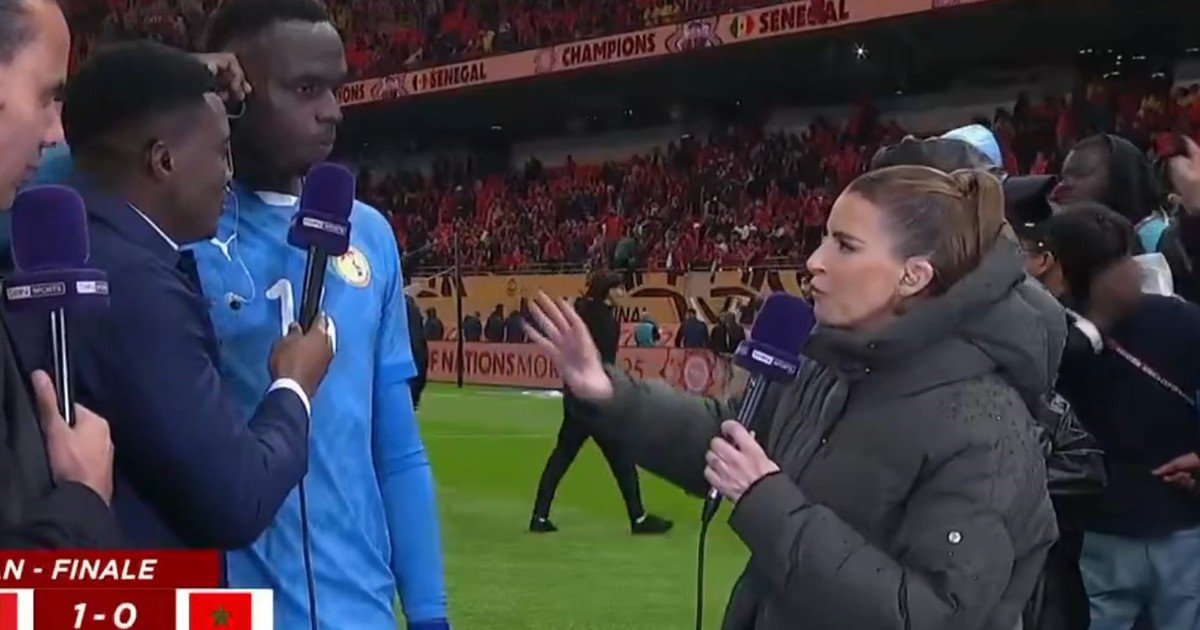 Una periodista francesa fue hostigada por una pregunta en la escandalosa final de la Copa Africana y ahora se retira: "Me siento liberada"
