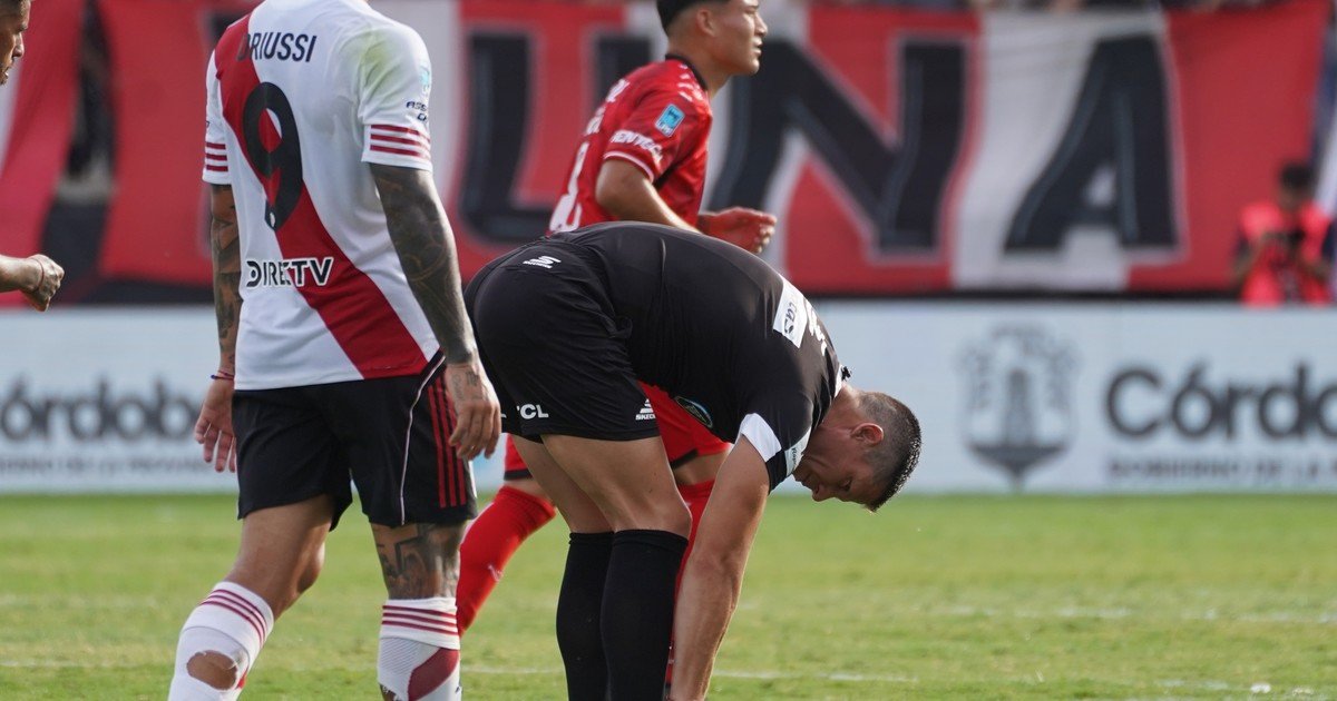 El insólito tropezón de Nicolás Ramírez: se torció el tobillo tras chocarse con Facundo Bruera el partido siguió con él en el piso