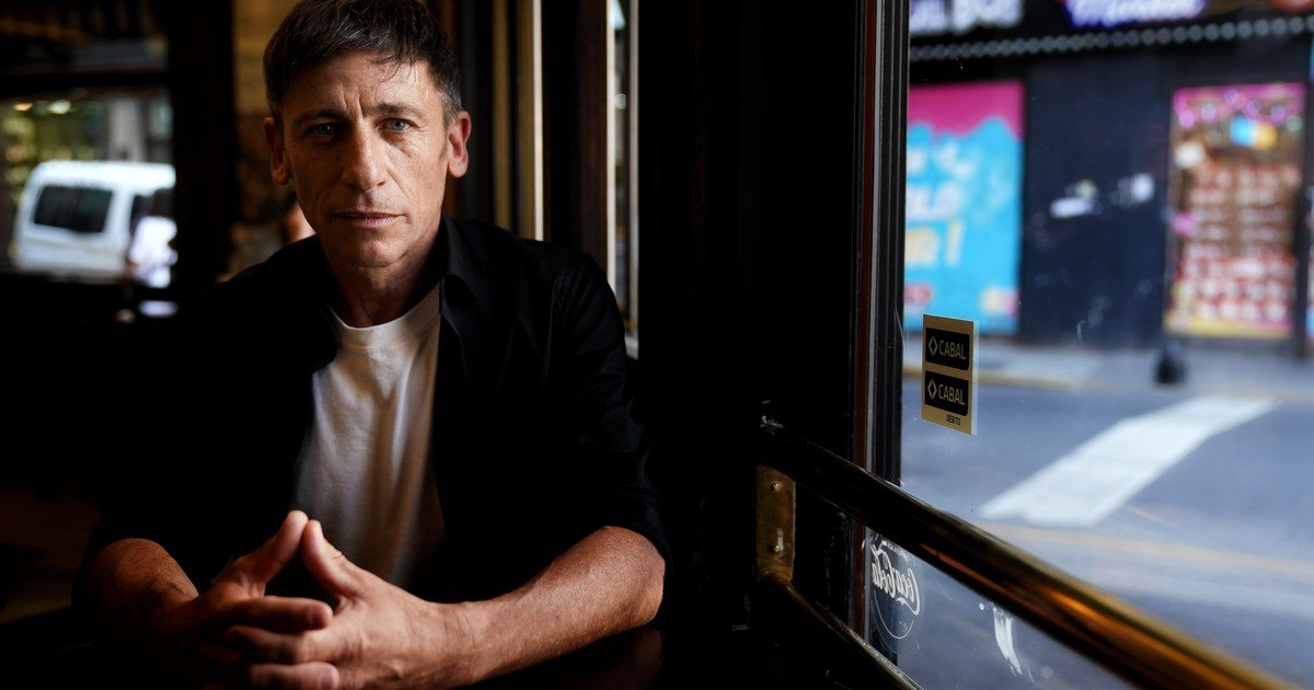 La historia de Diego Cremonesi: tras años de hacer bolos, ahora, cerca de los 50, es figurita codiciada del streaming