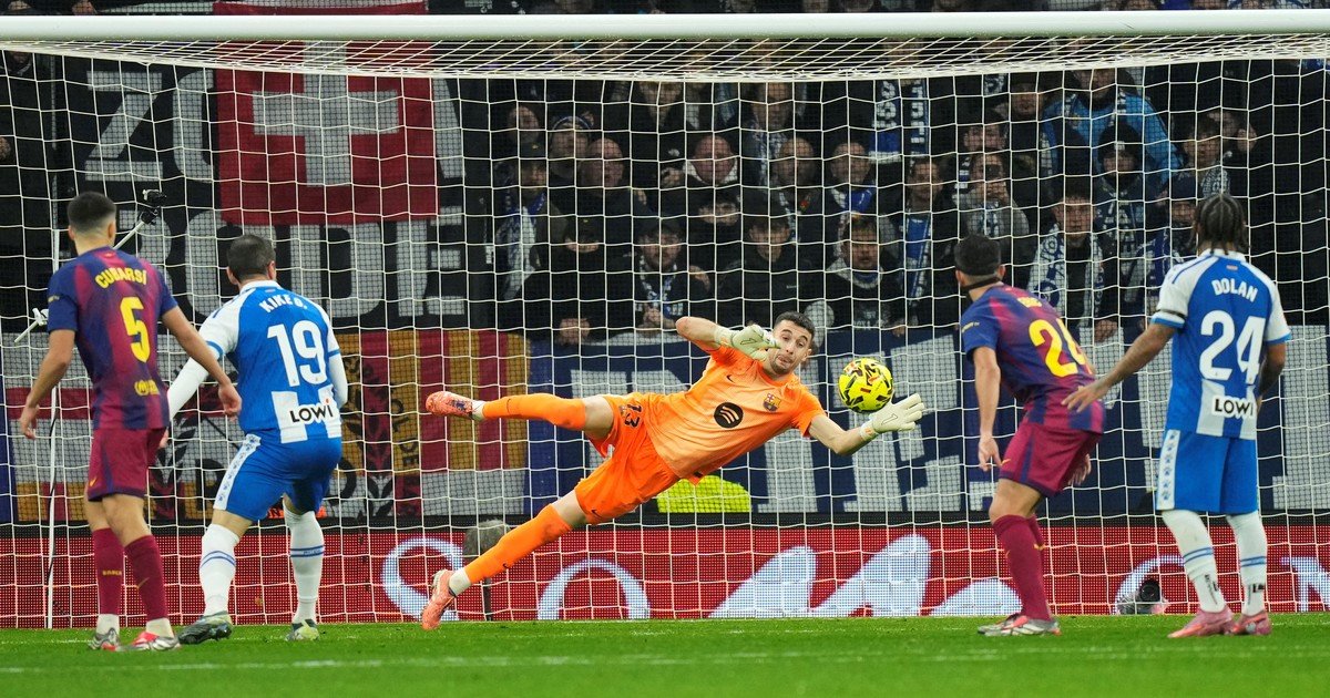 Joan García, el arquero que pide turno para comer en la mesa de los mejores y una atajada inédita: empujó a un compañero para salvar a Barcelona