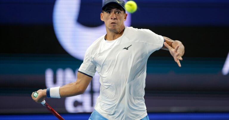 Un Seba Báez que se animó a cambiar no pudo tener el gran premio en el ATP 250 de Auckland: perdió el invicto de 2026 ante un Mensik intratable que gritó campeón
