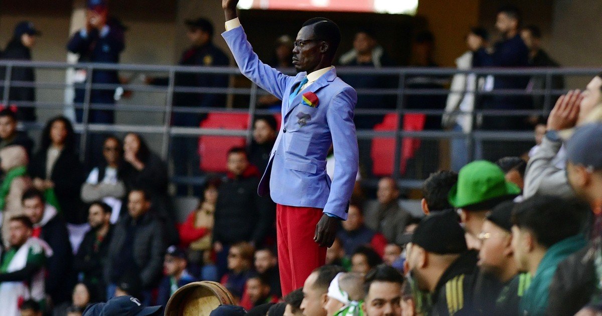 Se quebró Lumumba: el hincha congoleño que se hizo famoso por no moverse y su reacción tras la derrota en el último minuto ante Argelia