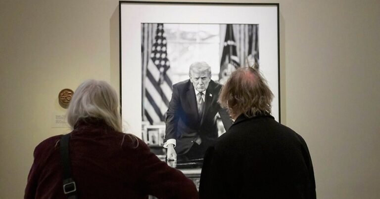 El retrato de Trump en la Galería Nacional fue modificado y ya no menciona los juicios políticos