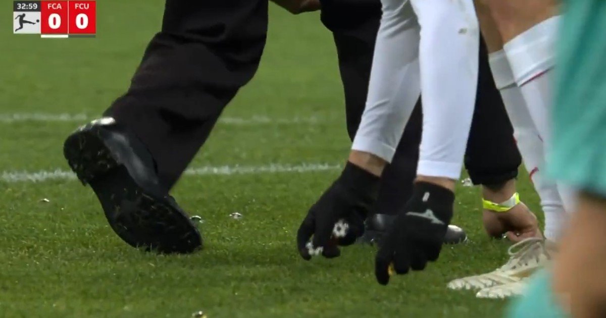 Los hicieron jugar un jueves y tiraron pelotas de goma a la cancha: la insólita protesta de los hinchas de Augsburgo en la Bundesliga