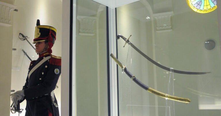 El sable del Libertador: dos increíbles robos y una cápsula de vidrio blindado que lo protege ahora