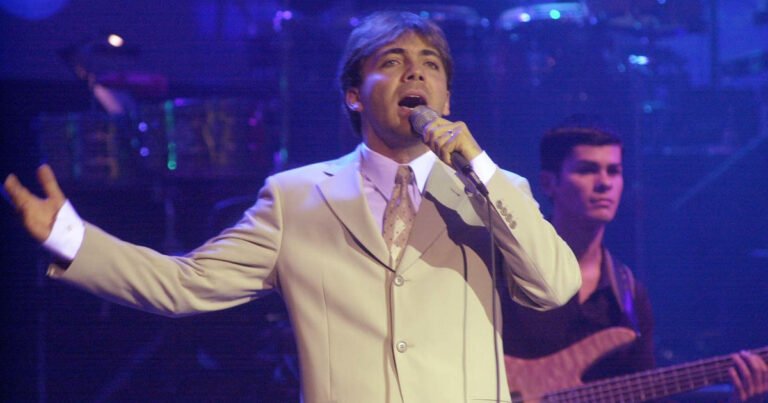 Los 25 años de "Azul" de Cristian Castro, un TOC hecho canción que repite el nombre del color 59 veces