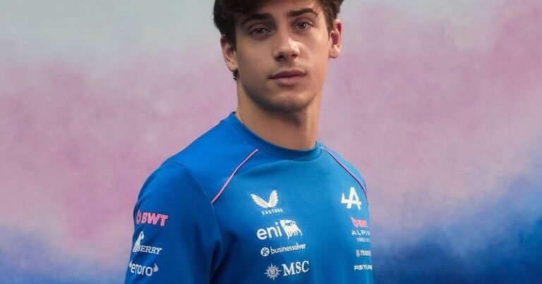 Franco Colapinto, piloto y modelo de Alpine: presentaron la indumentaria para la temporada 2026 de la Fórmula 1