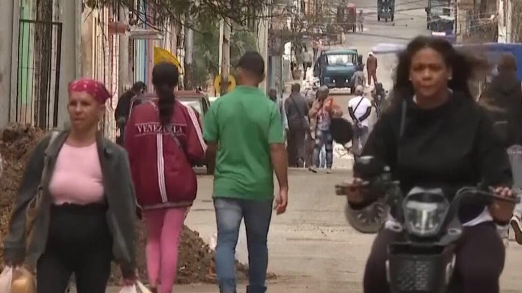 Trump amenaza con aranceles a todo país que venda petróleo a Cuba