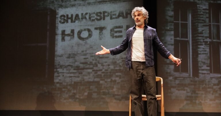 Leonardo Sbaraglia da cátedra en el Cervantes, con un unipersonal sobre las benditas cosas del querer... y del querer volver a tener