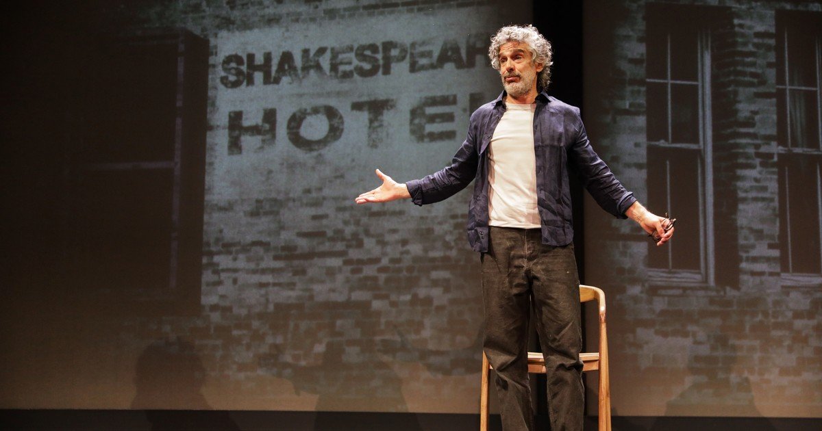 Leonardo Sbaraglia da cátedra en el Cervantes, con un unipersonal sobre las benditas cosas del querer... y del querer volver a tener