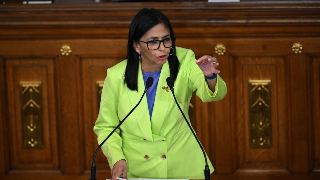Delcy Rodríguez remodela el Ejecutivo venezolano; la ONG Foro Penal certifica 100 excarcelaciones