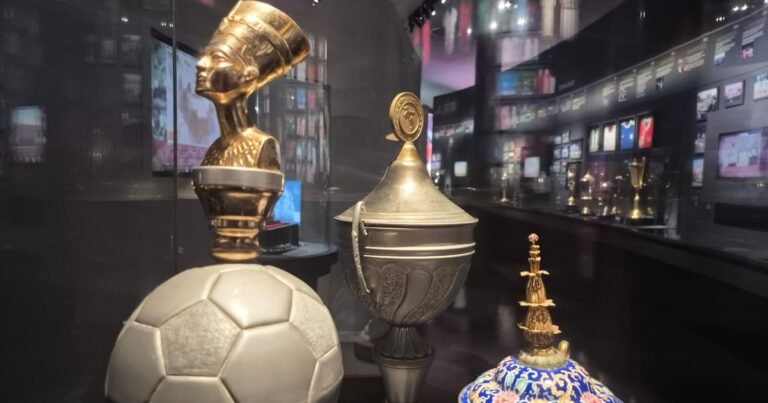 Un paseo por el Museo del Fútbol de Marruecos: trofeos que parecen del Louvre y varias referencias a la Argentina, Messi y Maradona