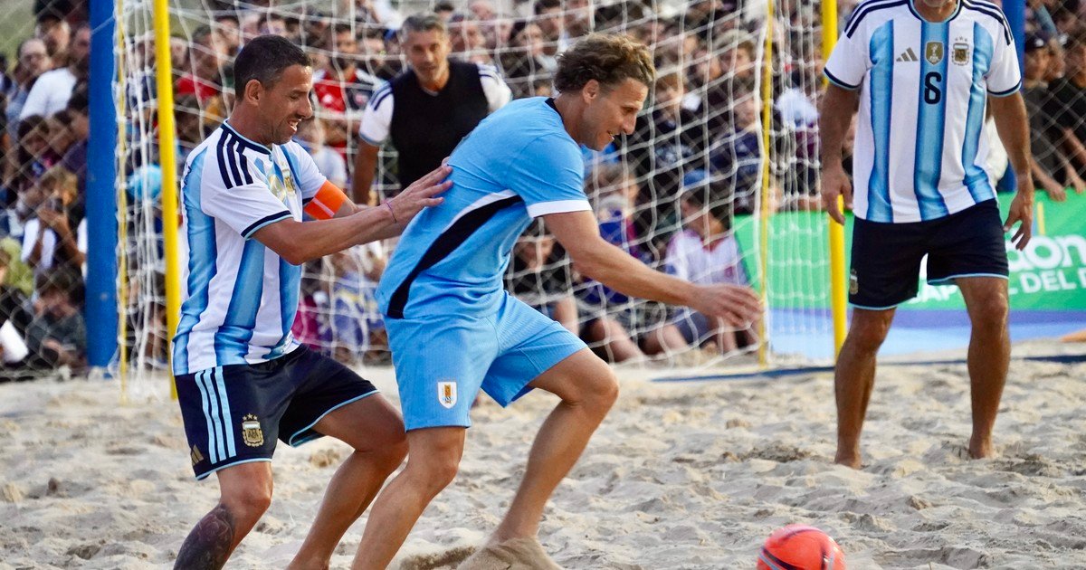 Las leyendas de Argentina sufrieron una dura derrota contra Uruguay en un desafío de fútbol playa que revivió el clásico del Río de la Plata