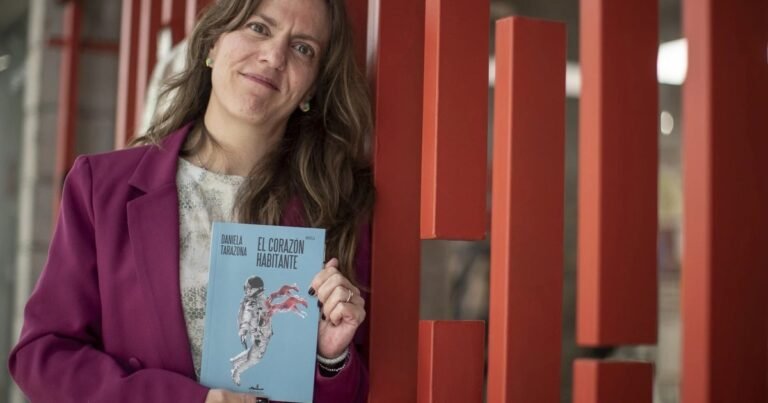La escritora mexicana Daniela Tarazona se pregunta sobre la tecnología y la desorientación