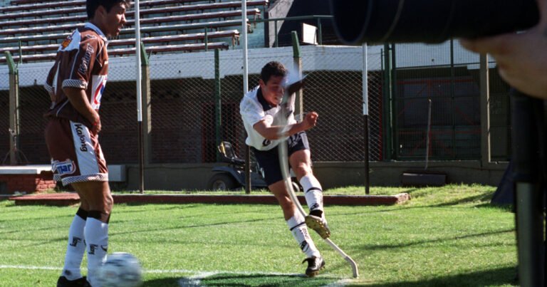 El banderín del córner móvil: el invento argentino que busca una mini revolución en el fútbol mundial y hasta alterar las reglas de juego