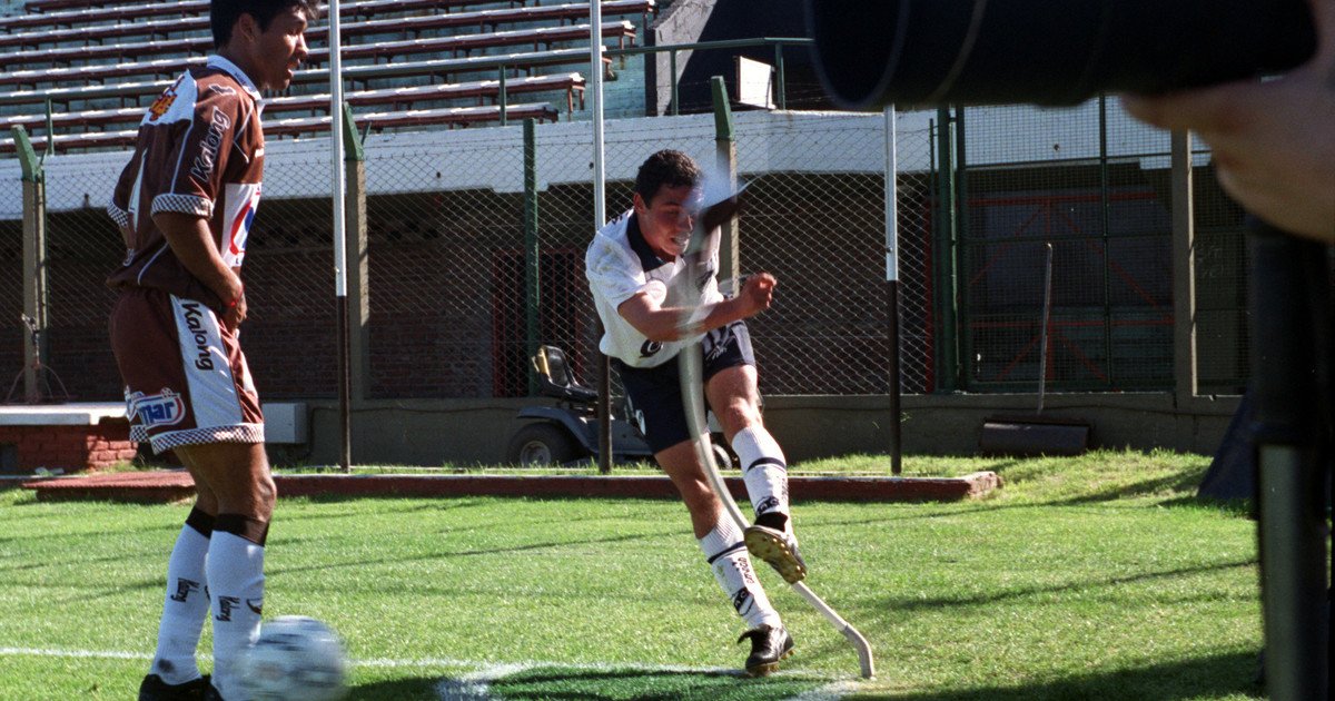 El banderín del córner móvil: el invento argentino que busca una mini revolución en el fútbol mundial y hasta alterar las reglas de juego