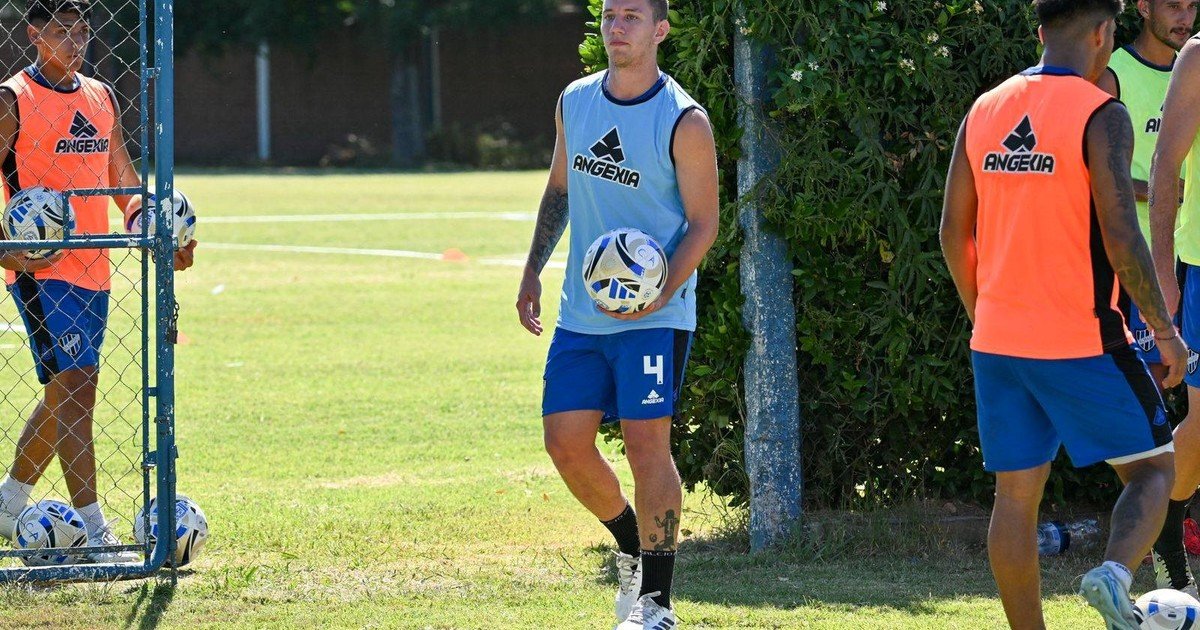 El futbolista de Almagro que busca club por las redes sociales ya tiene ofertas: "Se comunicaron clubes del Federal A y de la B Metro"