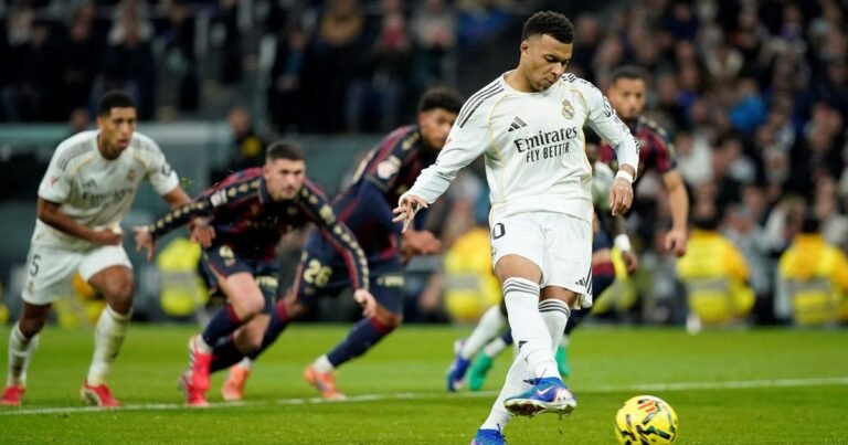Real Madrid fue silbado en el Bernabéu, pero logró destrabar el partido ante Levante con un penal de Mbappé y consiguió algo de alivio