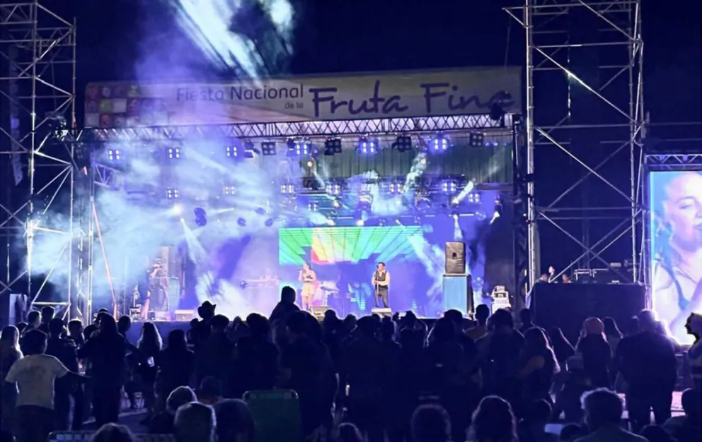 La Fiesta de la Fruta Fina solidaria cerró su segunda noche con gran acompañamiento del público y fuerte impronta local