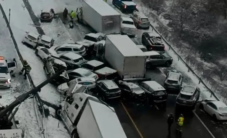 40 vehículos involucrados en un choque múltiple en una autopista en Nueva York