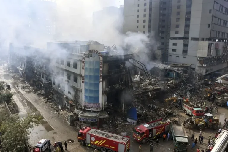 Tragedia en Pakistán: un voraz incendio en un centro comercial de Karachi dejó al menos 21 fallecidos